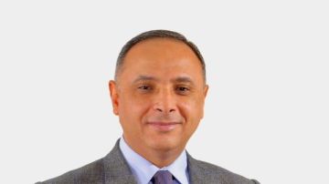 المستشار محمد مصطفى يهدي ذهبية سيف عيسى في بطولة العالم للرئيس عبد الفتاح السيسي