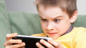 خطر الإدمان الرقمي لدى الأطفال.. كيف تحمي ابنك؟