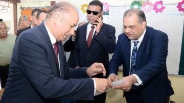 رئيس جامعة المنصورة يدلي بصوته في انتخابات النواب ويدعو للمشاركة الإيجابية