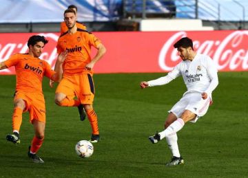 صراع إنجليزي على التعاقد مع نجم فالنسيا