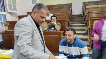 محافظ الشرقية يدلي بصوته ويعلن: اللجان تعمل بكامل طاقتها