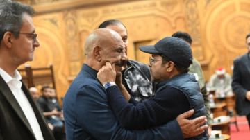 محمد هنيدي وأحمد أدم ومحمد رمضان .. كبار نجوم الفن يقدمون واجب العزاء فى السيناريست أحمد عبد الله