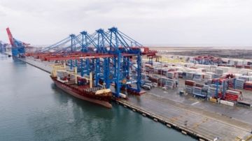 الرئيس السيسي يفتتح 3 محطات بميناء شرق بورسعيد باستثمارات 724 مليون دولار الرئيس السيسي يفتتح 3 محطات بميناء شرق بورسعيد باستثمارات 724 مليون دولار