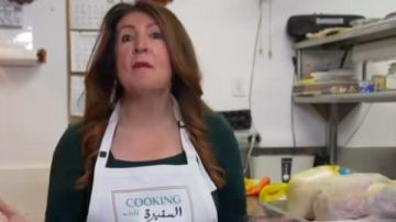 السفيرة الأمريكية بمصر تطهو ديك رومي في المطبخ بمناسبة عيد الشكر