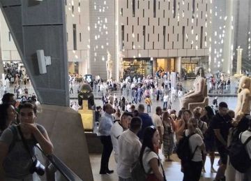 المتحف المصري الكبير يتخطى حاجز الـ100 ألف زيارة خلال أسبوع من افتتاحه (صور) المتحف المصري الكبير يتخطى حاجز الـ100 ألف زيارة خلال أسبوع من افتتاحه (صور)