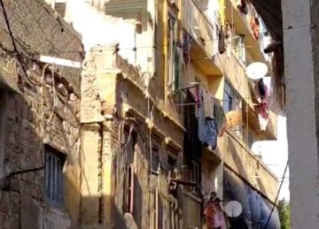 لخطورتها على المارة.. إزالة أجزاء من عقار بكوم الشقافة غرب الإسكندرية (صور) لخطورتها على المارة.. إزالة أجزاء من عقار بكوم الشقافة غرب الإسكندرية (صور)