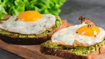 ماذا يحدث لجسمك عند تناول البيض مع الأفوكادو؟ ماذا يحدث لجسمك عند تناول البيض مع الأفوكادو؟