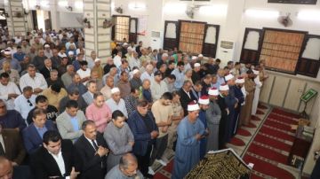 محافظ الشرقية يؤدي صلاة الجنازة ويشيع جثمان رئيس مركز ومدينة ديرب نجم