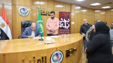 محافظ المنيا يستمع لمواطني عزبة شاهين حي غرب ويوجه بحلول فورية للشكاوى