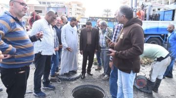 محافظ مطروح يتفقد عددا من الشوارع للتأكد من رفع تجمعات مياه الأمطار