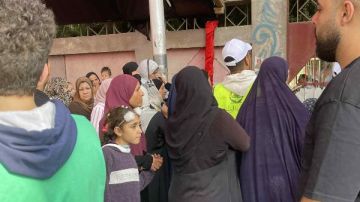 الأجيال تتلاقى بالانتخابات الأجداد والأحفاد والأمهات بأبنائهم يحتشدون في اللجان.. صور