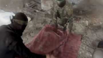 ضللنا الاحتلال.. القسام تنشر فيديو يكشف حقيقة انتشال جثث الأسرى الإسرائيليين ضللنا الاحتلال.. القسام تنشر فيديو يكشف حقيقة انتشال جثث الأسرى الإسرائيليين