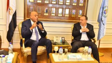 محافظ أسيوط يستقبل رئيس جهاز تنمية المشروعات ويبحثان ضخ تمويلات جديدة ودعم التجمعات الصناعية لتعزيز الاقتصاد المحلي