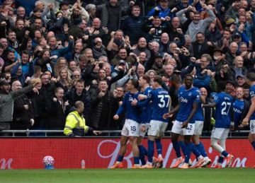 نجم إيفرتون يشعل الصراع بين اليونايتد وتوتنهام