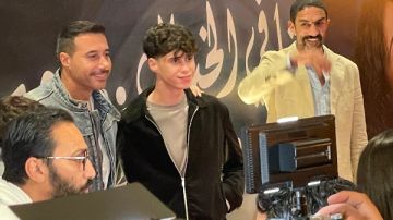 أحمد السعدني برفقة ولديه في العرض الخاص لفيلم ولنا في الخيال حب بأحد المولات أحمد السعدني برفقة ولديه في العرض الخاص لفيلم ولنا في الخيال حب بأحد المولات
