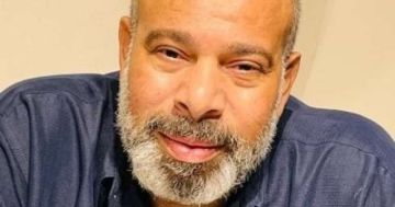 الفنان أحمد الحلواني يبكي بمداخلة تليفزيونية: شفت الموت بعنيا الفنان أحمد الحلواني يبكي بمداخلة تليفزيونية: شفت الموت بعنيا