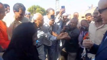 زغردت فرحا.. مسنة تطلب من محافظ الأقصر إنشاء كوبري والمحافظ يستجيب فيديو