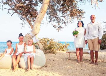 سحر البحر الأحمر يجذب العرسان من أنحاء العالم