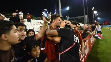 شاهد الجماهير تقبل أحمد الكاس بعد فوز منتخب مصر للناشئين على هاييتي شاهد الجماهير تقبل أحمد الكاس بعد فوز منتخب مصر للناشئين على هاييتي