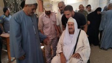 كبار السن يدلون بأصواتهم ويشاركون في انتخابات النواب على كرسي متحرك البحيرة كبار السن يدلون بأصواتهم ويشاركون في انتخابات النواب على كرسي متحرك البحيرة