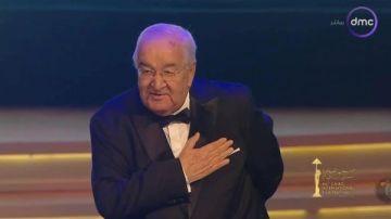 كريم عبد العزيز عن تكريم والده بـ مهرجان القاهرة السينمائي : تعلمت منك كل شيء