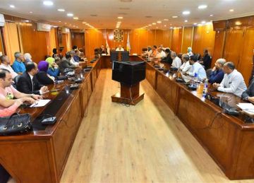 لمواجهة النباشين والفريزة .. محافظ أسيوط يبحث تطوير منظومة النظافة والجمع المنزلي