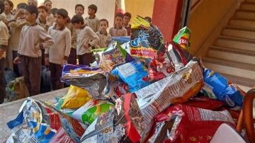 مطالب بتعميم قرار منع بيع الشيبسي والإندومي في جميع مدارس الجمهورية