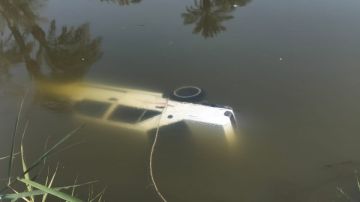 إصابة شخص في سقوط سيارة بترعة في أسيوط