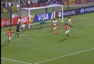 تصد خرافي من عمر عبد العزيز يخطف الأنظار في مواجهة مصر وإنجلترا (فيديو)