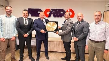 تقديرا لجهوده.. نادي ضباط المراقبة الجوية المصري يكرم أحمد شنن