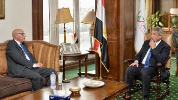 رئيس الأعلى للإعلام يبحث مع أمين مساعد جامعة الدول العربية استعدادات الدورة 55