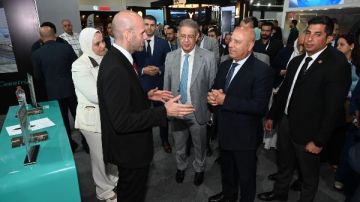 كامل الوزير يتفقد أجنحة السيارات والأجهزة المنزلية بمعرض الصناعة للتعرف على جودة الإنتاج المحلي