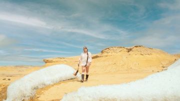 فنانة سيبيرية تبتكر منحوتة جليدية ضخمة في صحراء مصر لتسليط الضوء على أزمة المناخ فنانة سيبيرية تبتكر منحوتة جليدية ضخمة في صحراء مصر لتسليط الضوء على أزمة المناخ