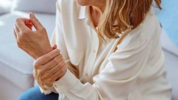 لماذا تزداد آلام المفاصل بعد سن الأربعين؟.. 7 أسباب خفية لا ينتبه لها أحد لماذا تزداد آلام المفاصل بعد سن الأربعين؟.. 7 أسباب خفية لا ينتبه لها أحد