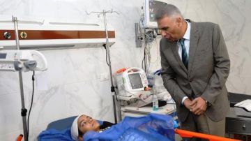 محافظ أسوان يتواصل تليفونيا مع أولياء أمور الحالات المصابة في حادث إنقلاب الأتوبيس