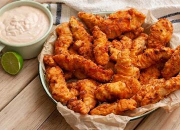 استربس الدجاج على طريقة المطاعم.. سر التتبيلة والقرمشة الذهبية في مطبخك (الطريقة والخطوات)