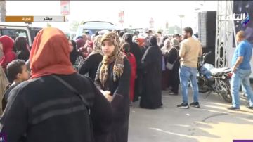 اصطفاف المواطنين في طابور للرجال وآخر للسيدات أمام لجان الاقتراع بالجيزة