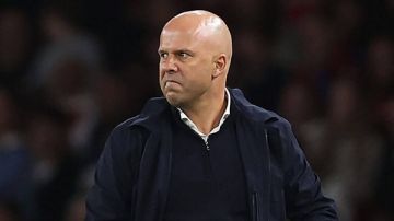 بعد أسوأ انطلاقة.. لماذا يخشى ليفربول إقالة آرني سلوت رغم الانهيار الكامل؟