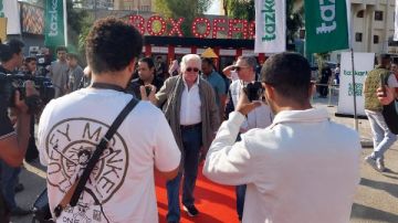 حسين فهمي يتفقد شباك التذاكر بمهرجان القاهرة السينمائي