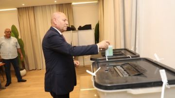 خلال تصويته بالمعادي.. محافظ القاهرة: الانتخابات تسير بسهولة ويسر