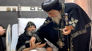 زيارة رعوية مؤثرة للبابا تواضروس لأسقفين يتلقيان العلاج بالقاهرة