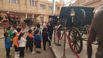 عربة وحصان برنامج تعريفي في متحف المركبات الملكية