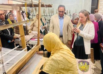 محافظ قنا وفريق البنك الدولي يتفقدون الحرف اليدوية وتكتل الفركة بمدينة نقادة