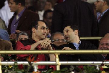 مصر.. هكذا رد علاء مبارك ساخرا على طلب ينفع تمسك البلد ونشيلك بثورة؟ من إحدى متابعاته مصر.. هكذا رد علاء مبارك ساخرا على طلب ينفع تمسك البلد ونشيلك بثورة؟ من إحدى متابعاته