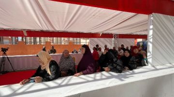 والأطفال يشاركون الفرحة.. توافد الناخبون على اللجان الانتخابية بحي الأسمرات