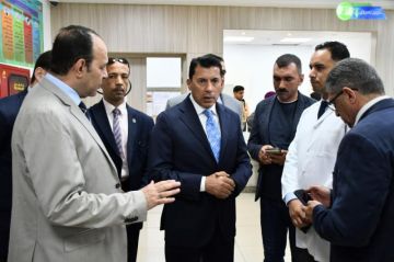 وزير الرياضة يطمئن على الحالة الصحية لمصابي حادث انقلاب ميني باص بطريق العاصمة الإدارية