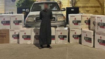 القبض على شخص بحوزته 22 ألف عبوة سجائر مجهولة المصدر القبض على شخص بحوزته 22 ألف عبوة سجائر مجهولة المصدر