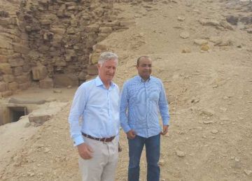 الملك فيليب يقوم بجولة خاصة بسقارة وأبوصير بعد افتتاح المتحف المصري الكبير