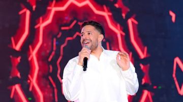 بعاصفة هتافات و لوك كاجوال .. حماقي يتألق في حفل استثنائي بالإسكندرية شاهد