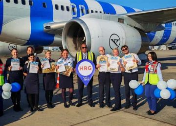 بعد ربع قرن من الخدمة.. مطار الغردقة يودع آخر رحلة لطائرة كوندور بوينج 757 بمدافع المياه